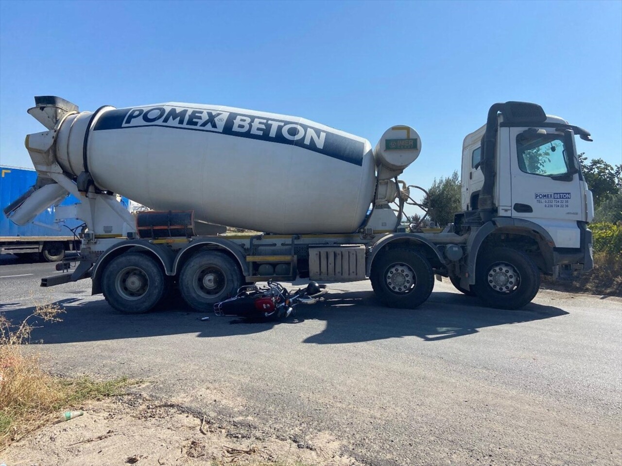 Manisa'nın Salihli ilçesinde beton mikseri ile çarpışan motosikletin sürücüsü kaldırıldığı...