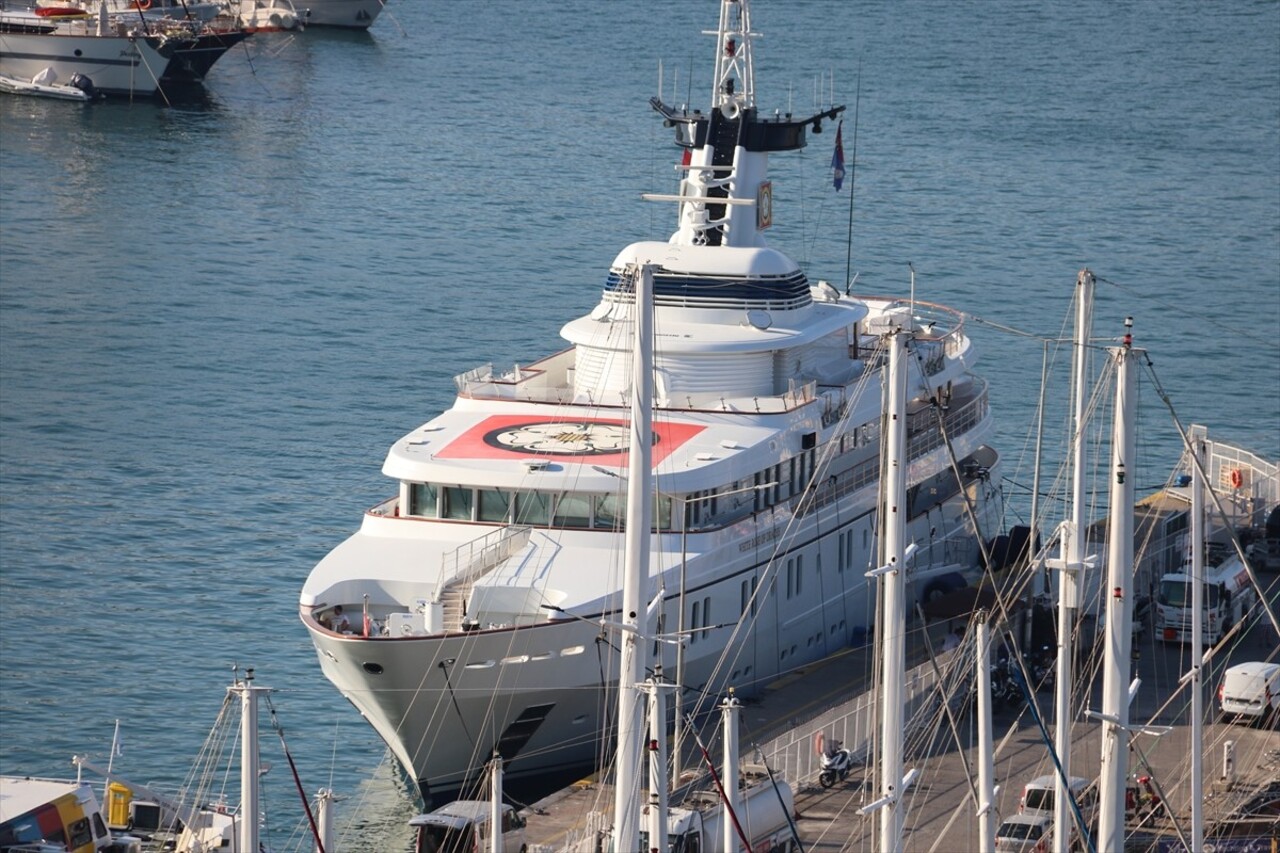  " White Rose Of Drachs " isimli lüks yat, yakıt ikmali için Muğla'nın Fethiye ilçesine geldi.