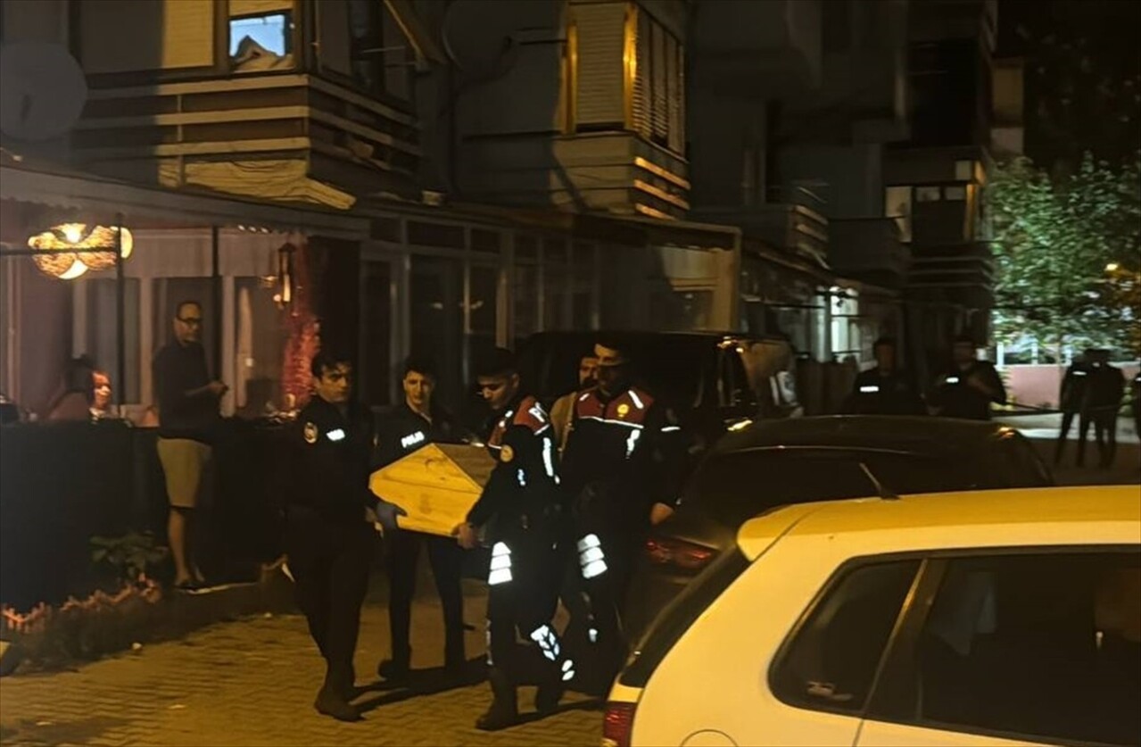 Büyükçekmece'de aranan bir şüpheli, kaldığı eve gelen polis ekiplerine silahla ateş açtıktan sonra...