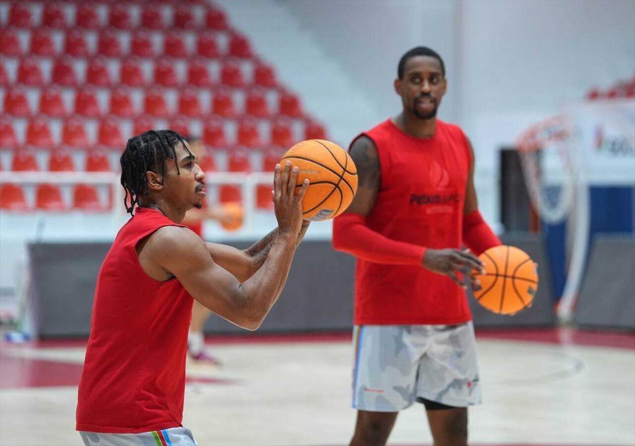 İlk defa mücadele ettiği Basketbol Şampiyonlar Ligi'nde B Grubu'nun ilk maçında Polonya'da King...