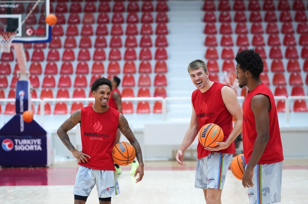 İlk defa mücadele ettiği Basketbol Şampiyonlar Ligi'nde B Grubu'nun ilk maçında Polonya'da King...