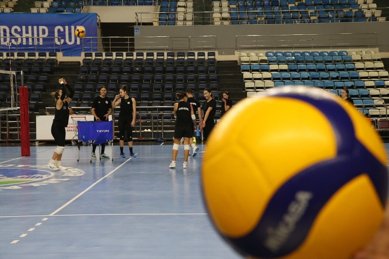  KFC Kadınlar Voleybol 1. Ligi'nin yeni ekibi Sakarya Voleybol, bu sezon play-off oynayıp...