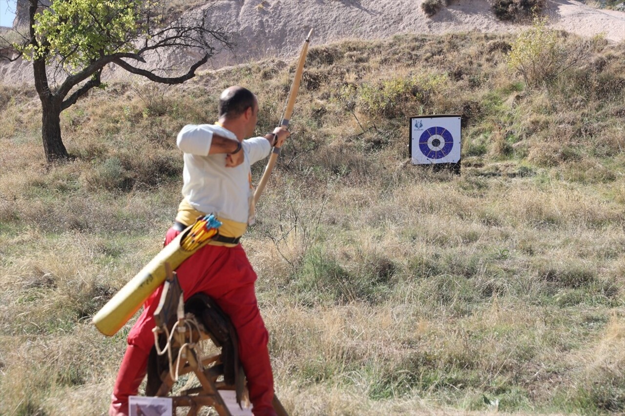 Nevşehir'in Uçhisar beldesinde Gökbörü Geleneksel Spor Kulübü öncülüğünde peribacalarıyla kaplı...