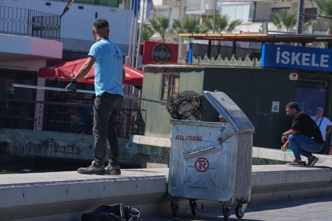 İzmir Körfezi'nde ölen çok sayıda balık kıyıya vurdu. Karşıyaka ilçesinde Bostanlı iskele...