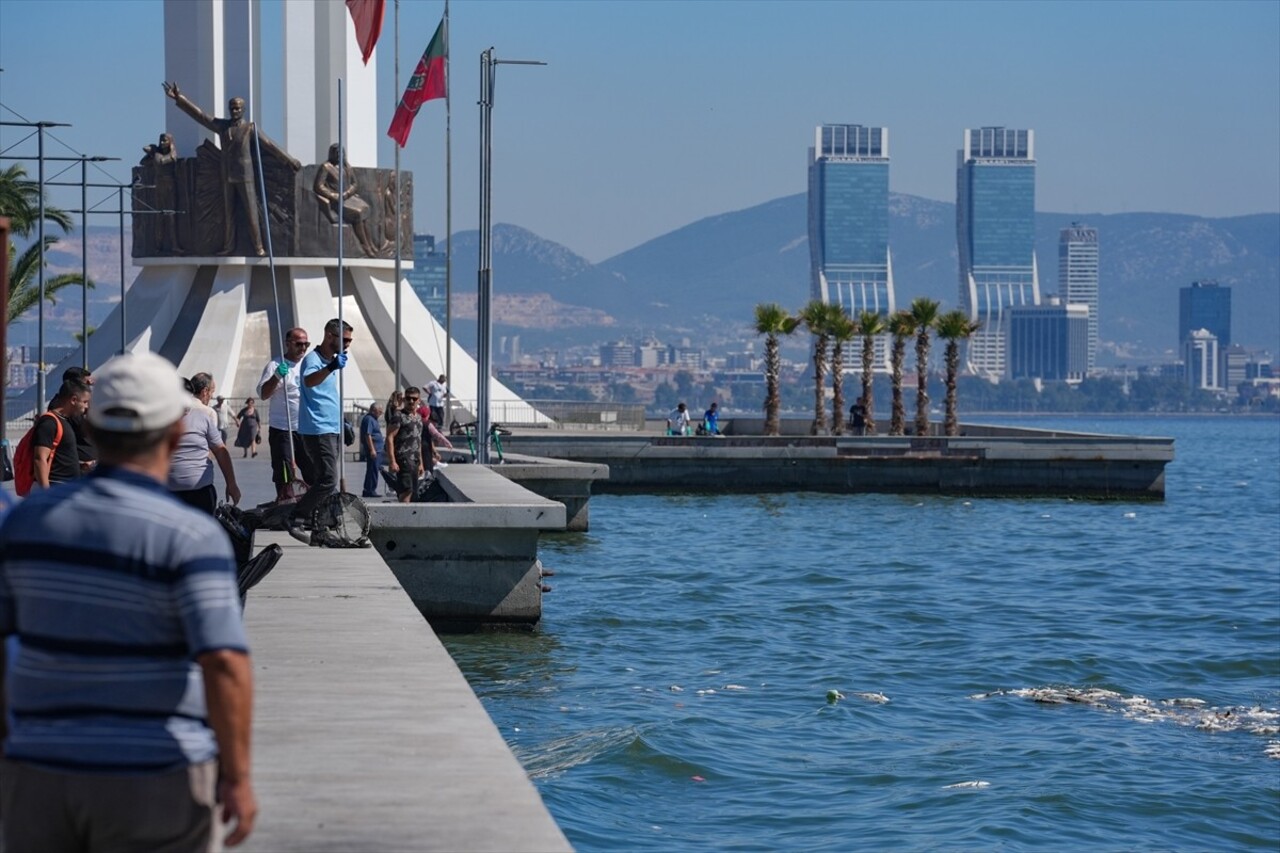 İzmir Körfezi'nde ölen çok sayıda balık kıyıya vurdu. Karşıyaka ilçesinde Bostanlı iskele...