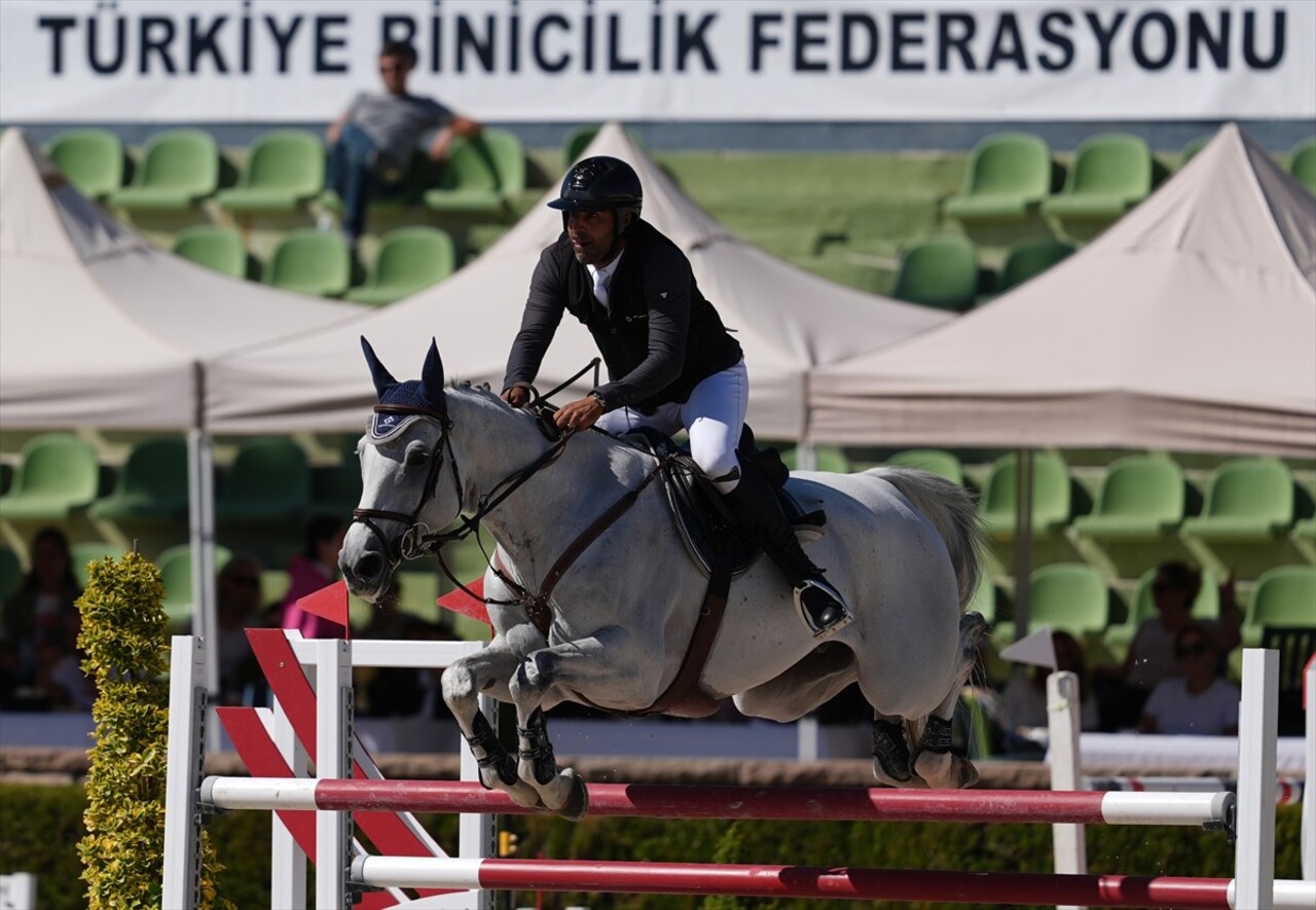 Binicilikte Başkent Binicilik Kulübünün ev sahipliği yaptığı engel atlama yarışmalarının son...