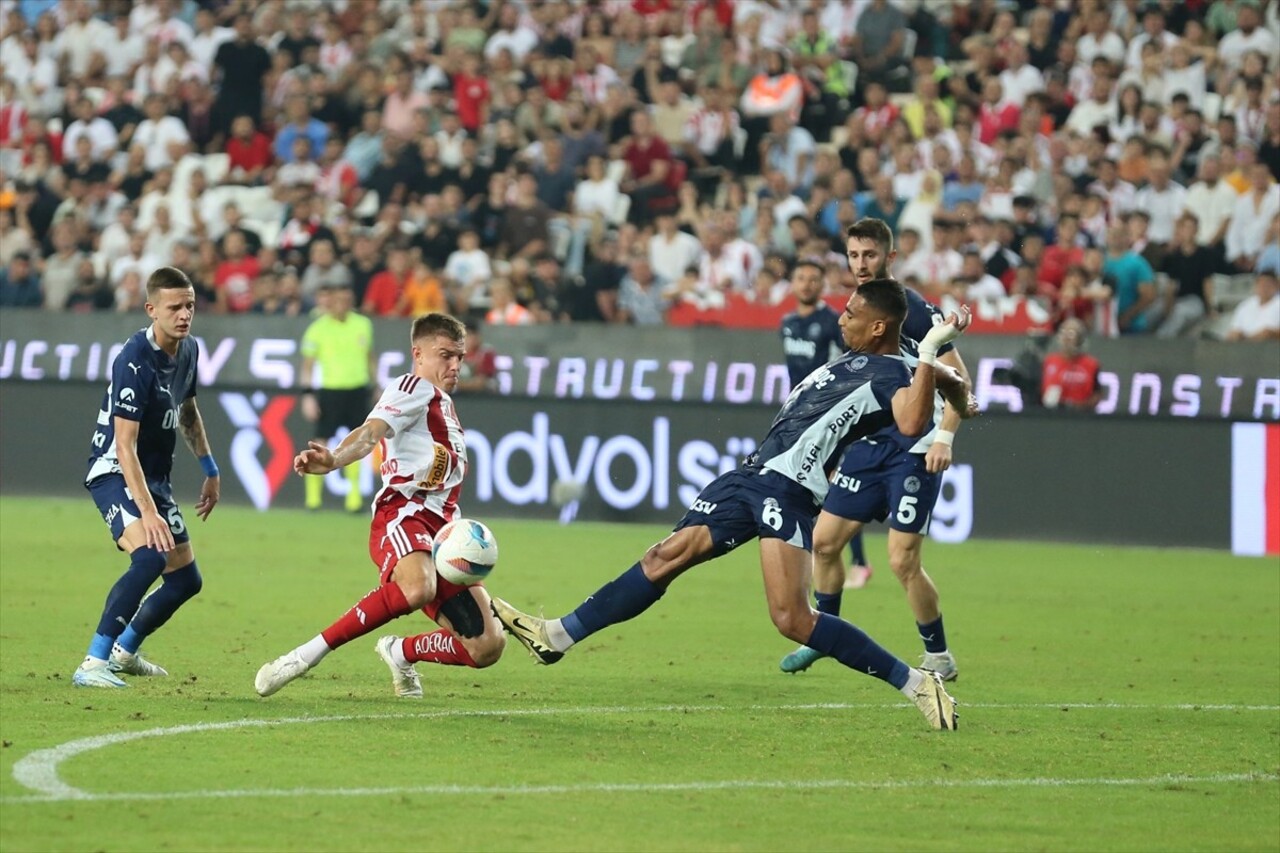 Trendyol Süper Lig'in 7. haftasında Antalyaspor ile Fenerbahçe Corendon Airlines Park Antalya...