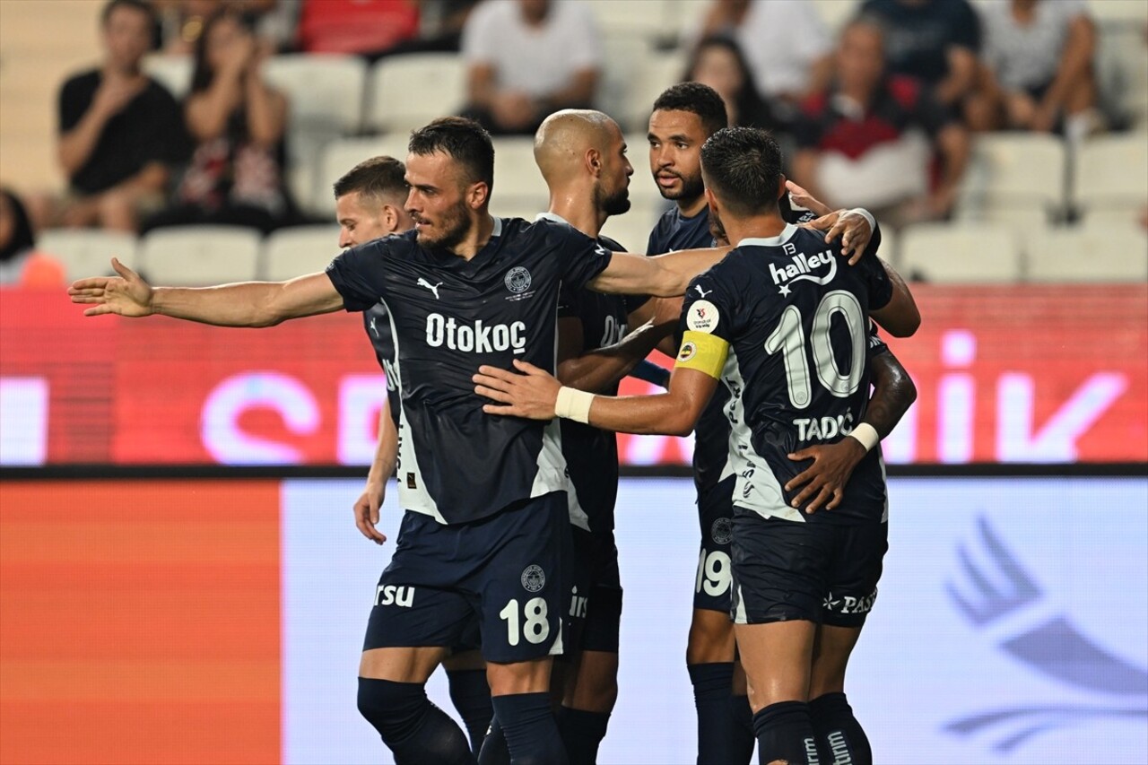 Trendyol Süper Lig'in 7. haftasında Antalyaspor ile Fenerbahçe takımları, Corendon Airlines Park...