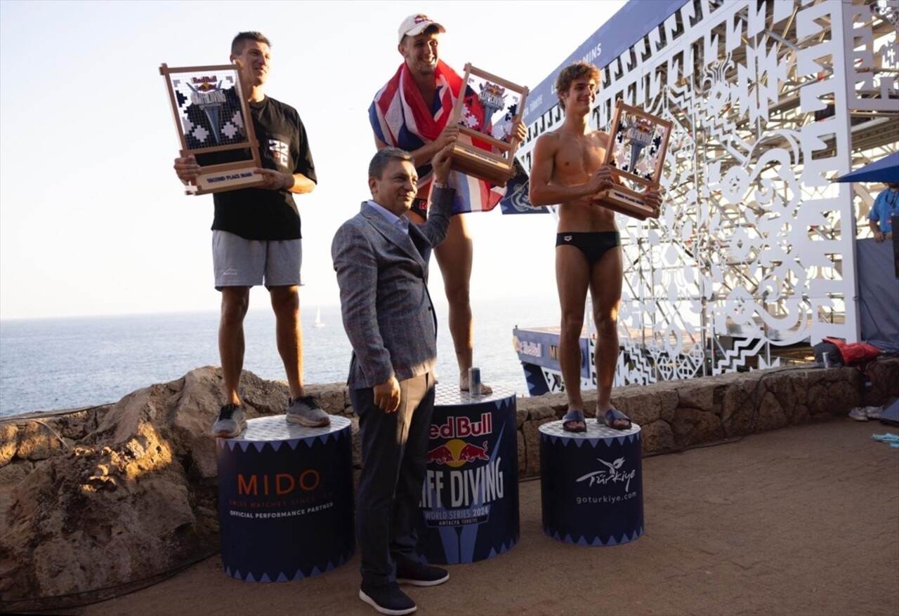 Antalya'da düzenlenen "Red Bull Cliff Diving Dünya Serisi"nin 7'nci etabı tamamlandı.
Antalya...