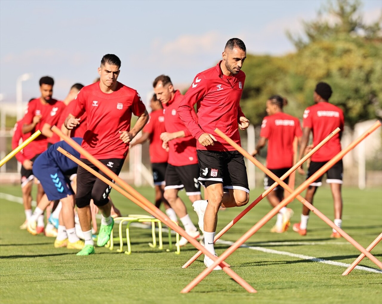 Trendyol Süper Lig'in 8. haftasında deplasmanda Göztepe ile karşılaşacak Net Global Sivasspor...