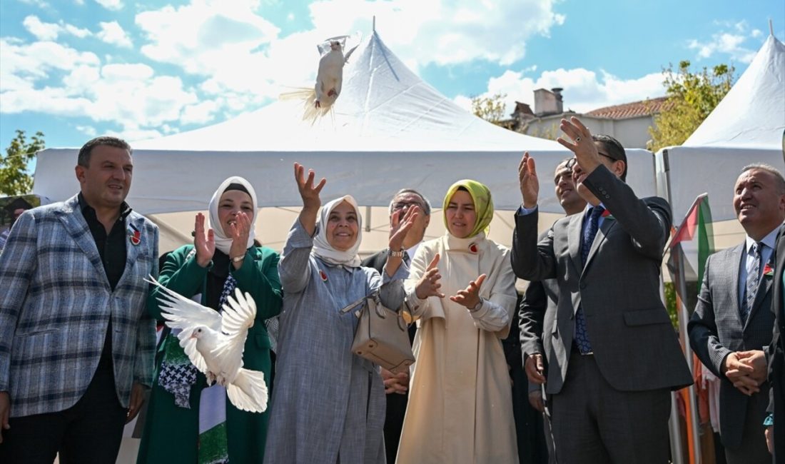 Altındağ'da düzenlenen kermeste kadınlar,