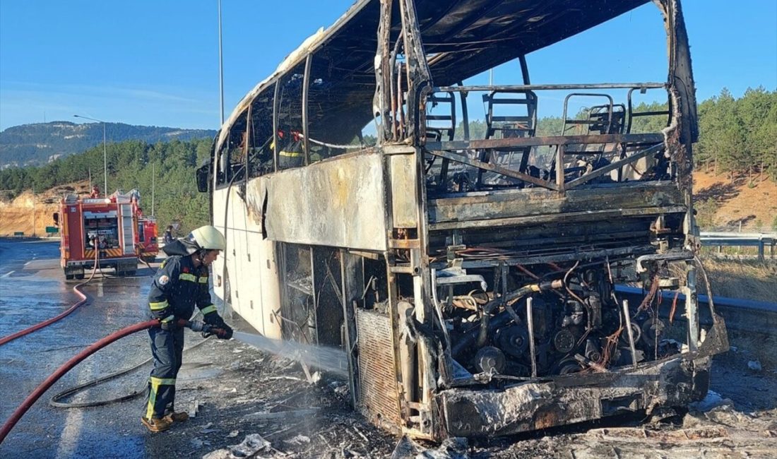 Adana'da seyir halindeki otobüs,