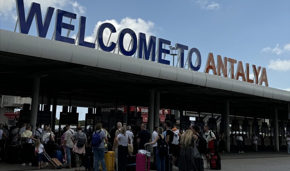 Antalya'ya ulaşan yabancı turist