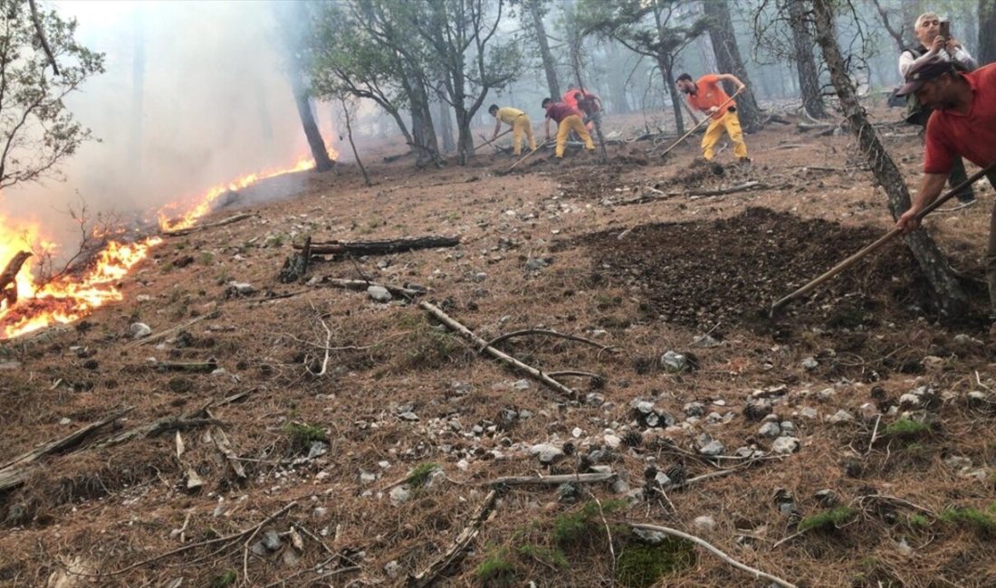 Antalya'nın Kumluca ilçesinde yıldırım