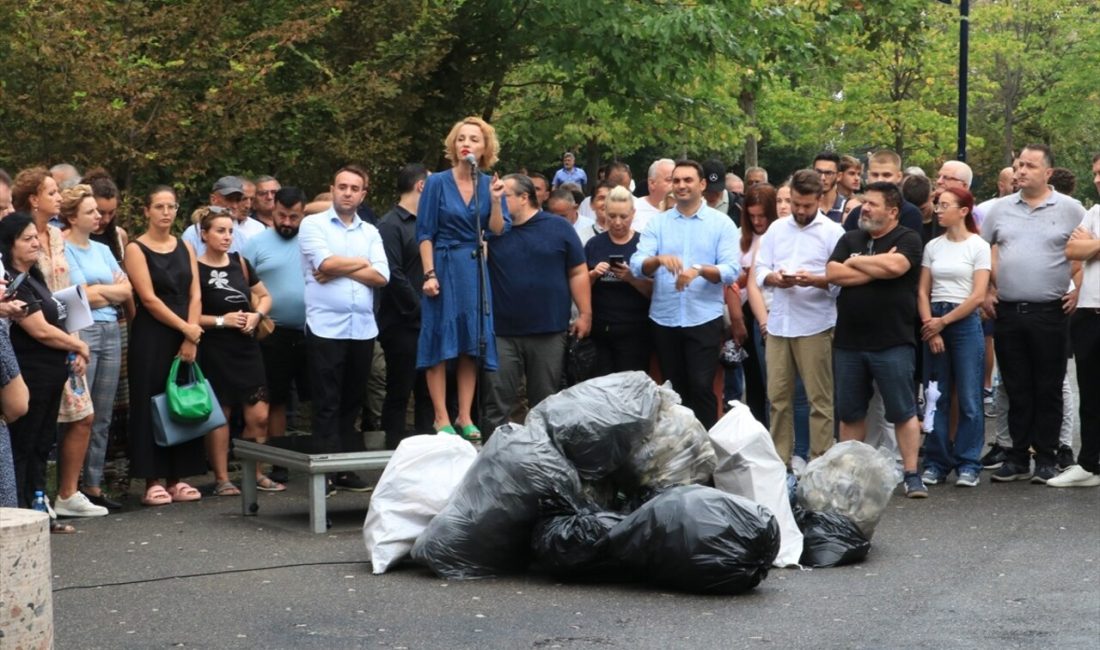 Tiran'da, Belediye Başkanı Veliaj'a