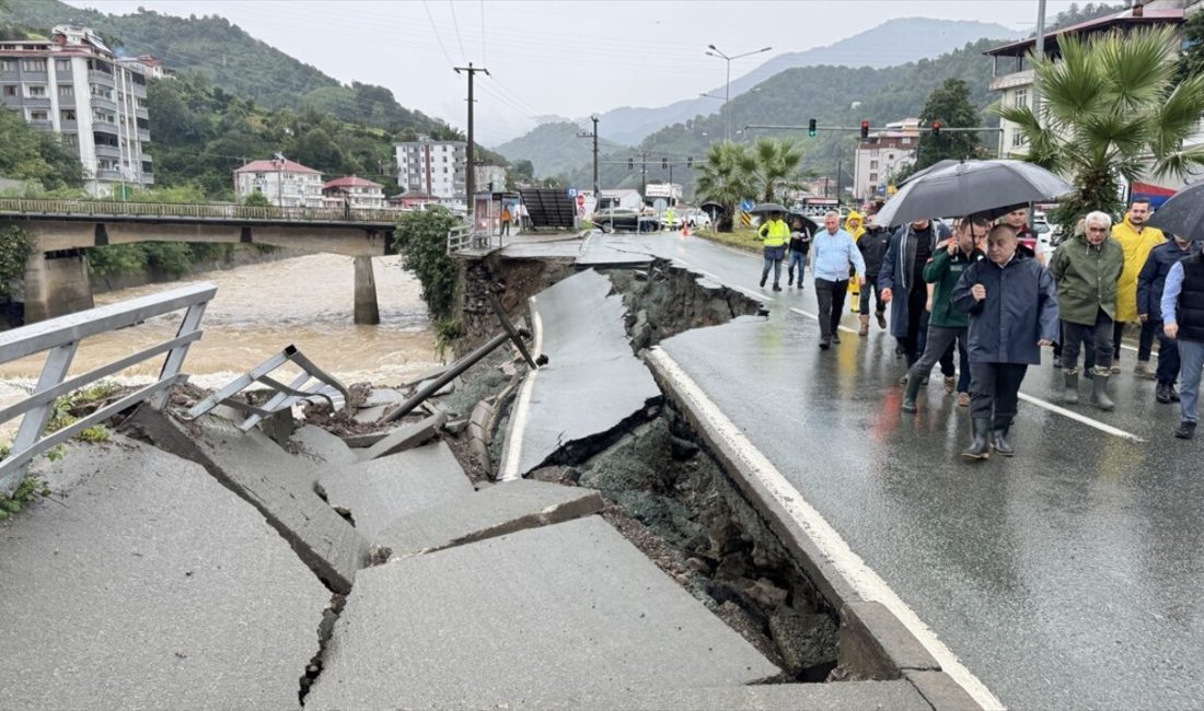 Artvin-Hopa karayolunda yaşanan çökme