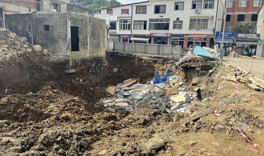 Artvin'de yıkılan binanın altında