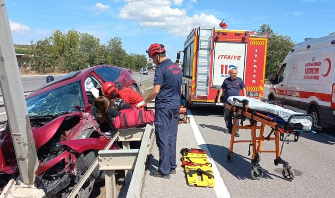 Susurluk'ta aydınlatma direğine çarpan