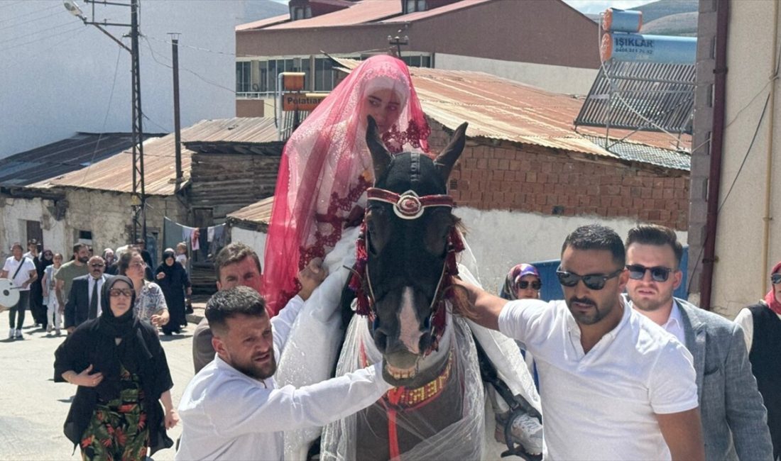 Bayburt'ta gelin, damadın evine