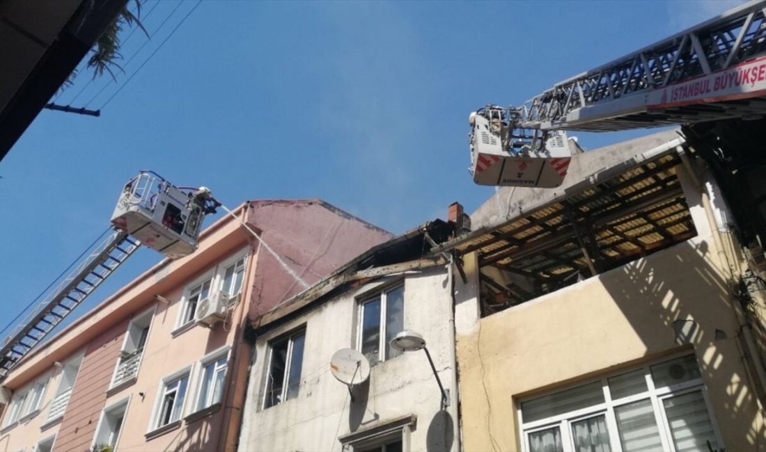 Beyoğlu'ndaki yangında mahsur kalan