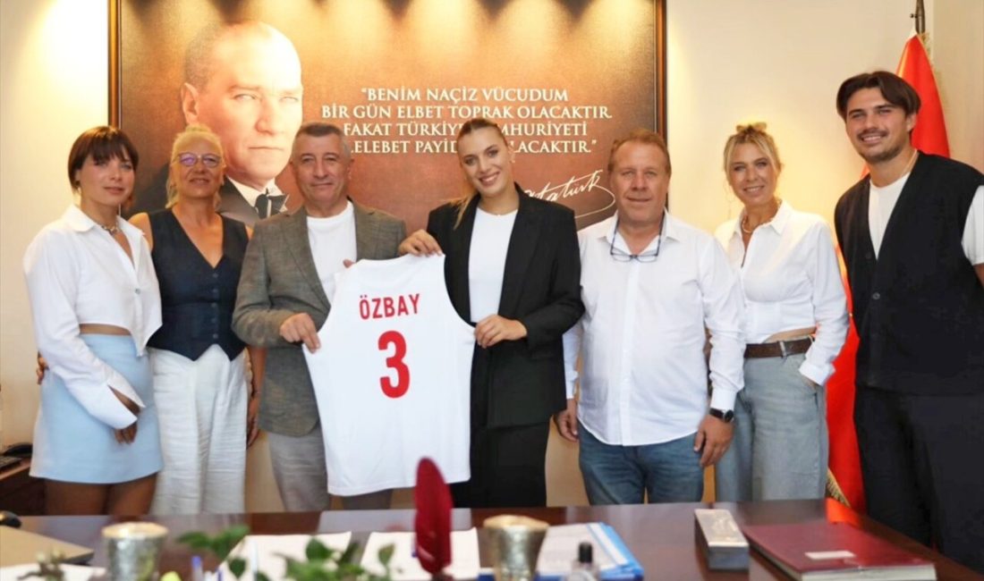 Milli voleybolcu Cansu Özbay,