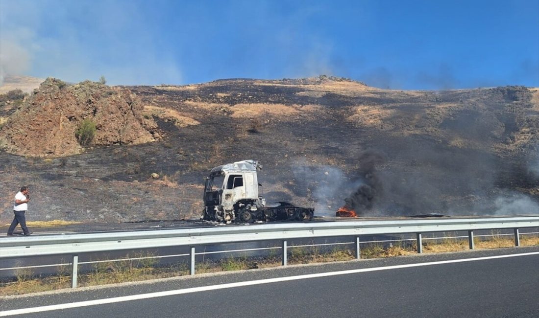 Erzincan'da seyir halindeki tır