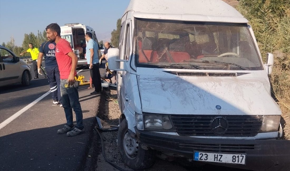 Erzincan'da işçi taşıyan minibüs