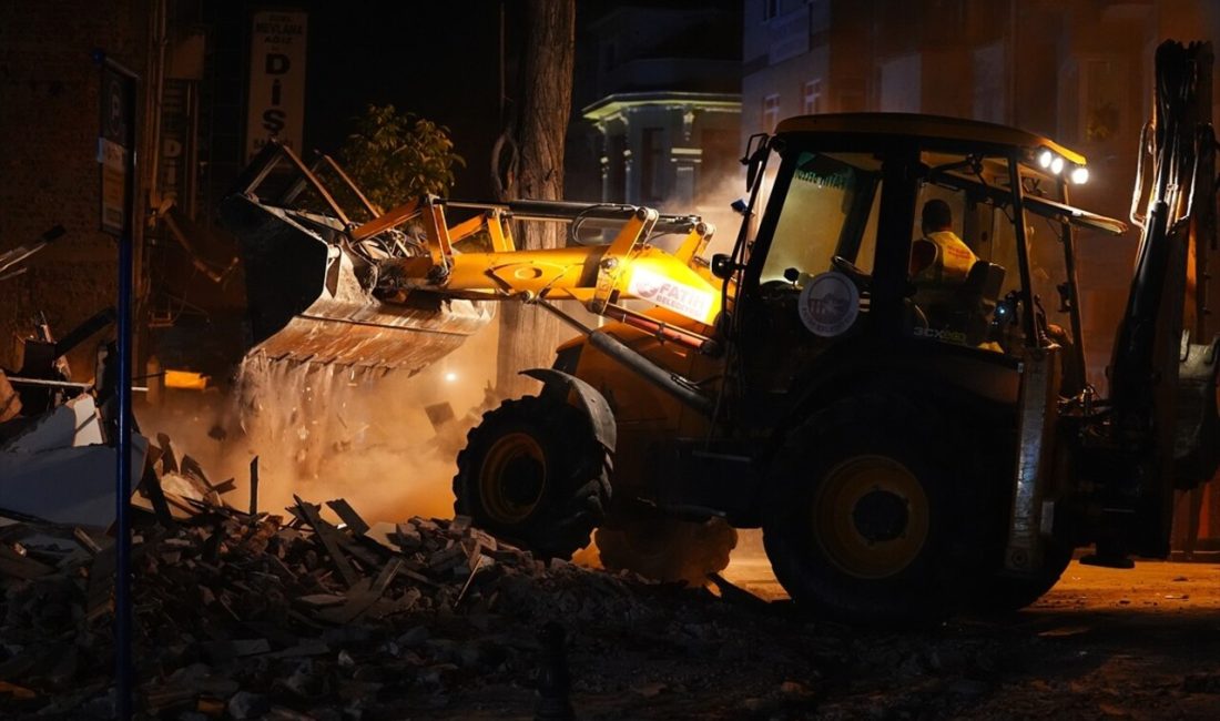 Fatih’teki çöken metruk binada