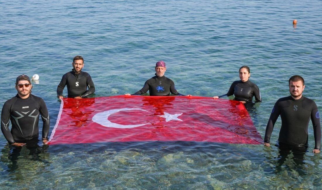 İzmir'in Karaburun ilçesinde dalgıçlar,