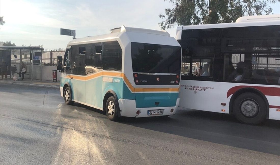 İzmir'de bir minibüs sürücüsü,