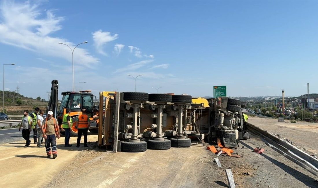 Pendik'te hafriyat kamyonunun devrilmesi