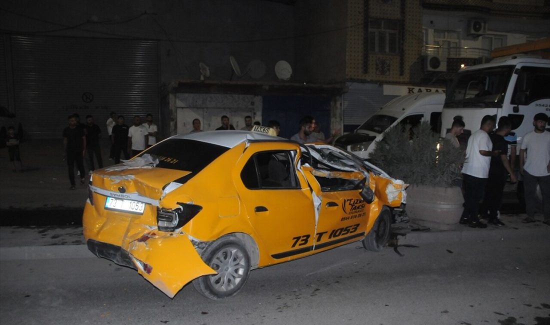 Cizre'de freni boşalan tır,