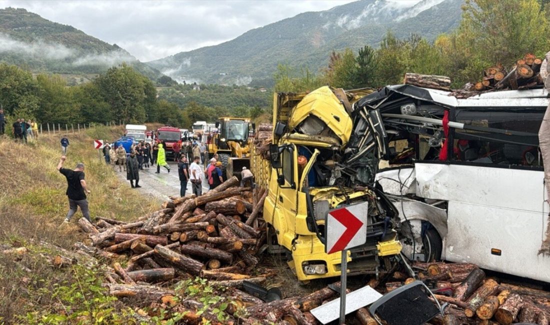 Zonguldak'ta otobüsle kamyonun çarpışması