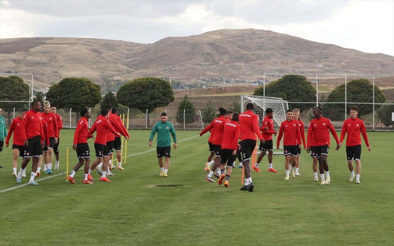 Trendyol Süper Lig'in 8. haftasında deplasmanda Göztepe ile karşılaşacak Net Global Sivasspor...