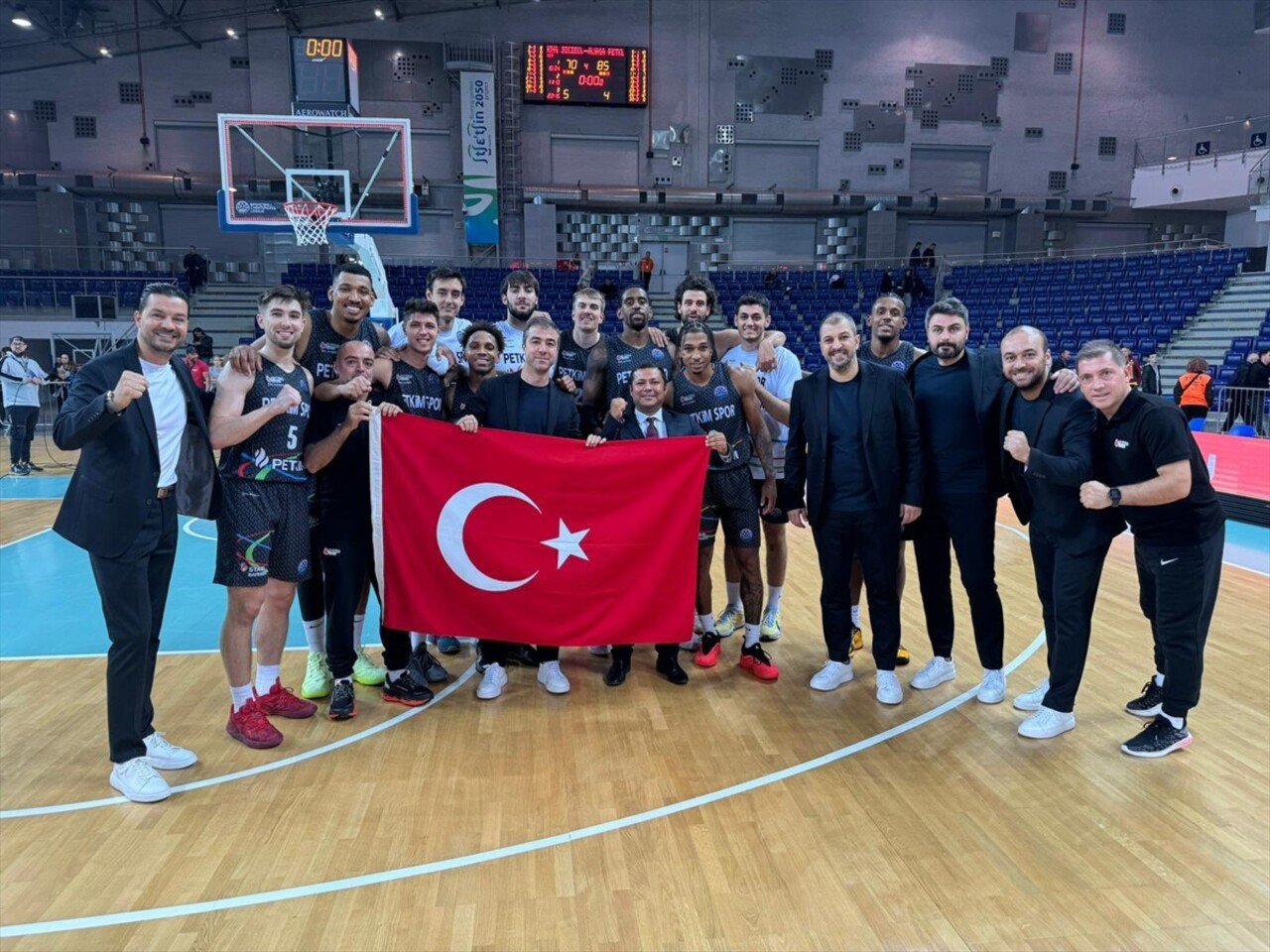 Basketbol Şampiyonlar Ligi B Grubu ilk maçında Aliağa Petkimspor, konuk olduğu Polonya temsilcisi...