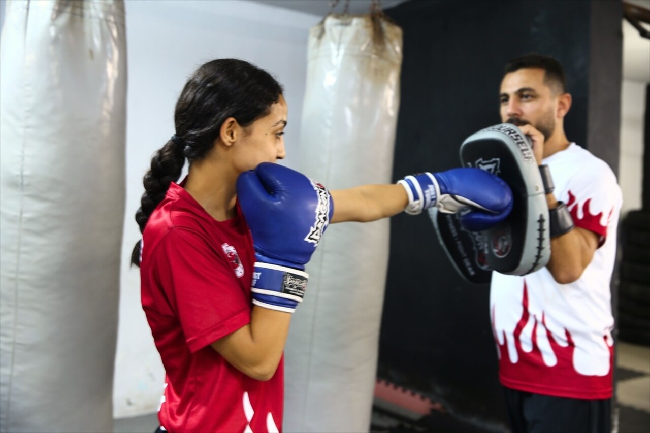 Adana'da hobi olarak başladığı muaythaide çok sayıda madalya kazanarak dünya ikincisi olan 16...