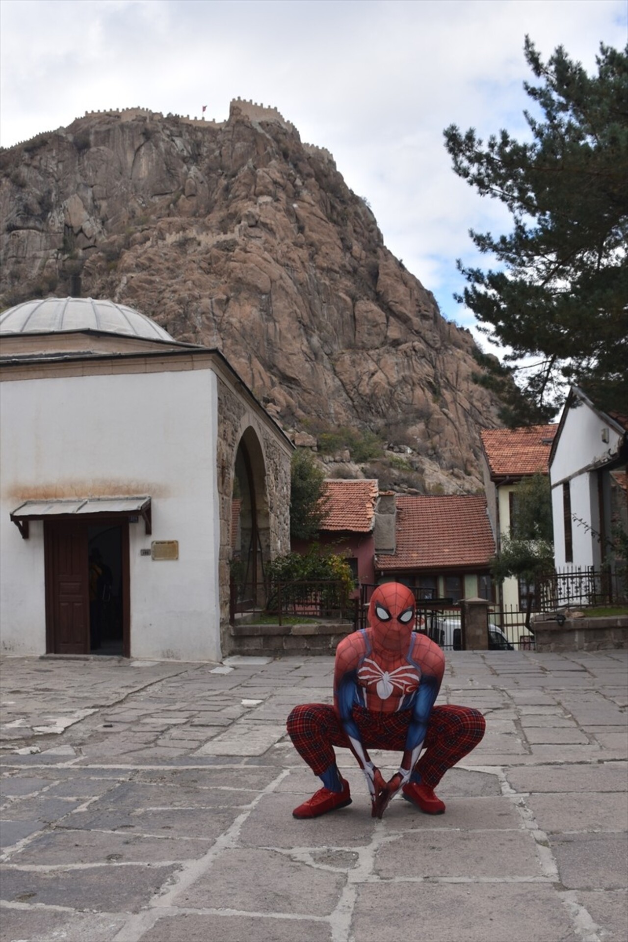 "Örümcek Adam" kostümüyle Türkiye turuna çıkan Salih Ayaz Koç, Afyonkarahisar'da, Ulu Cami, Afyon...