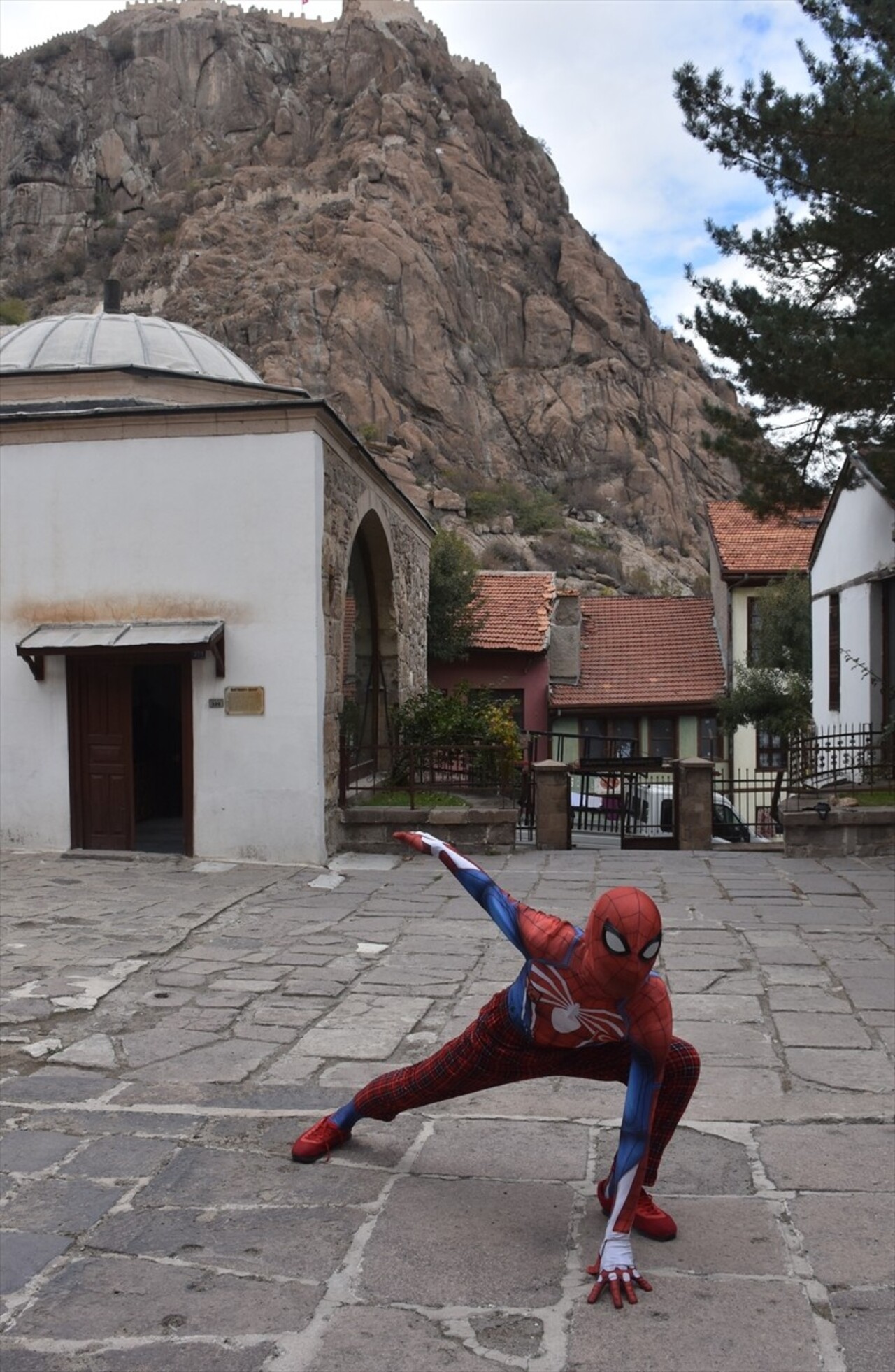 "Örümcek Adam" kostümüyle Türkiye turuna çıkan Salih Ayaz Koç, Afyonkarahisar'da, Ulu Cami, Afyon...