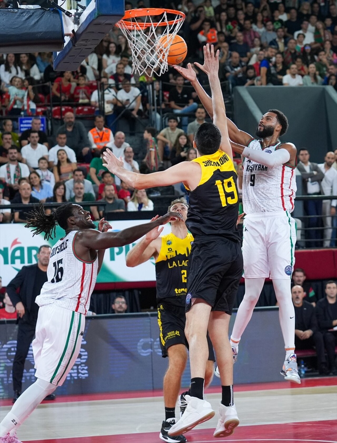 Basketbol Şampiyonalar Ligi C Grubu ilk hafta maçında Karşıyaka, İspanyol temsilcisi La Laguna...