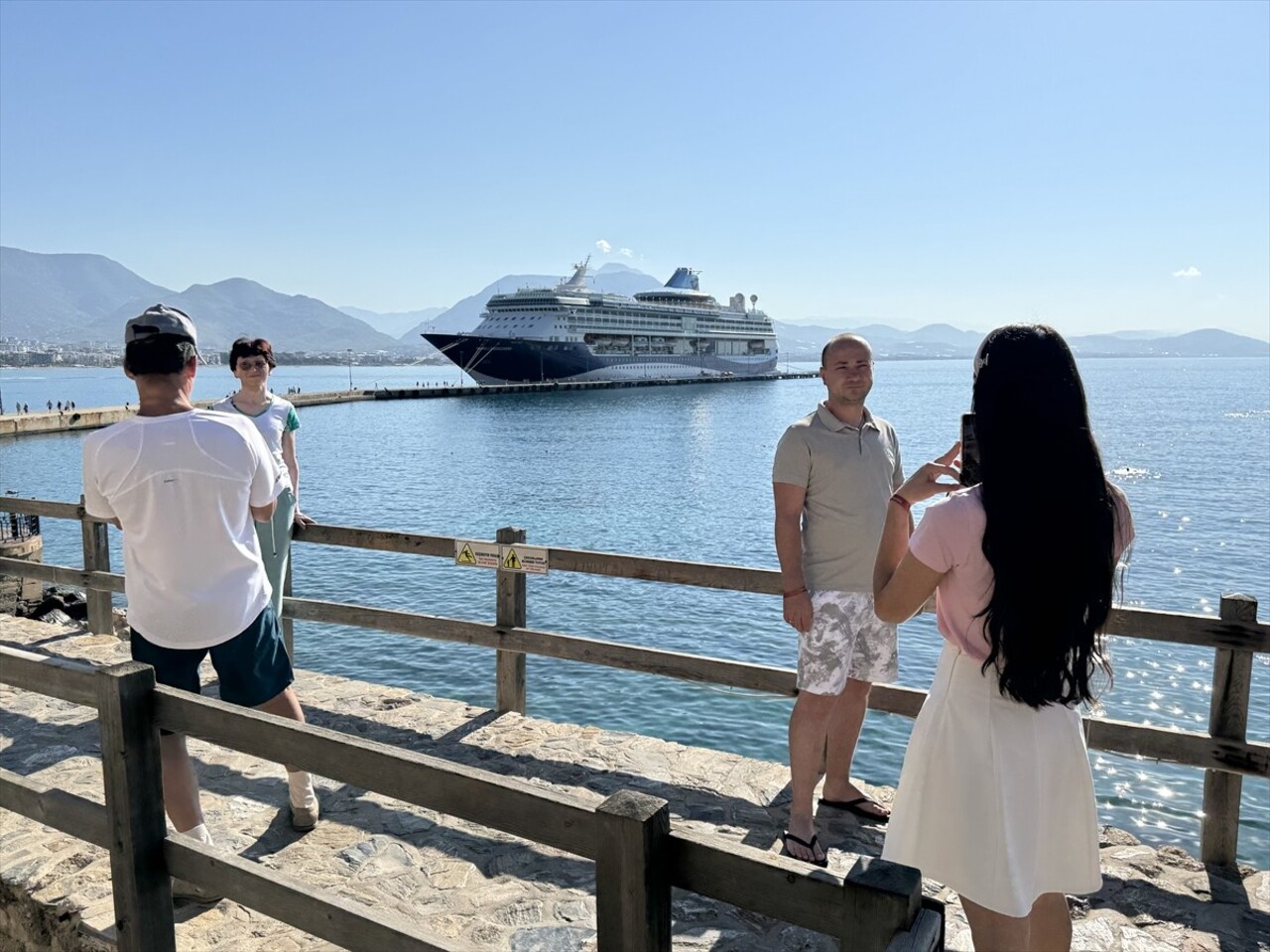 Bahama bayraklı "Marella Discovery" adlı kruvaziyer Antalya'nın Alanya ilçesine geldi. Alanya...