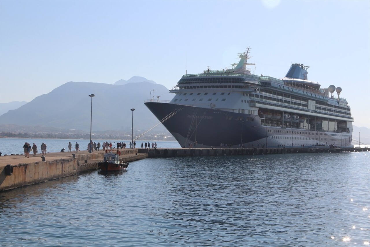 Bahama bayraklı "Marella Discovery" adlı kruvaziyer Antalya'nın Alanya ilçesine geldi. Alanya...