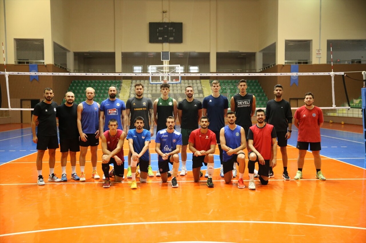 Voleybol Efeler Ligi ekibi Akkuş Belediyespor, yeni sezon hazırlıklarını Ünye'deki spor salonunda...