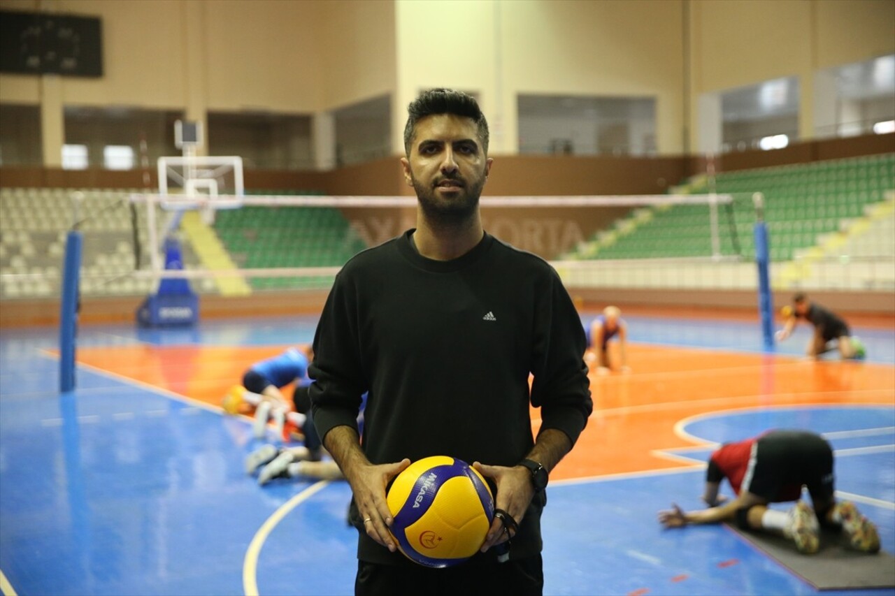 Voleybol Efeler Ligi ekibi Akkuş Belediyespor, yeni sezon hazırlıklarını Ünye'deki spor salonunda...