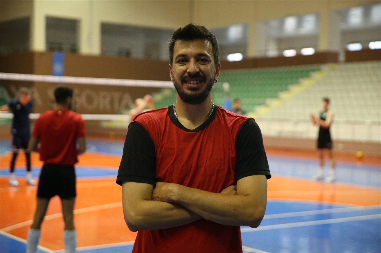 Voleybol Efeler Ligi ekibi Akkuş Belediyespor, yeni sezon hazırlıklarını Ünye'deki spor salonunda...