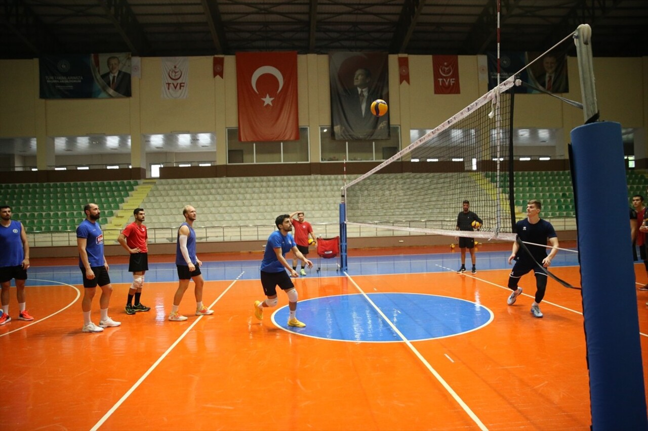 Voleybol Efeler Ligi ekibi Akkuş Belediyespor, yeni sezon hazırlıklarını Ünye'deki spor salonunda...