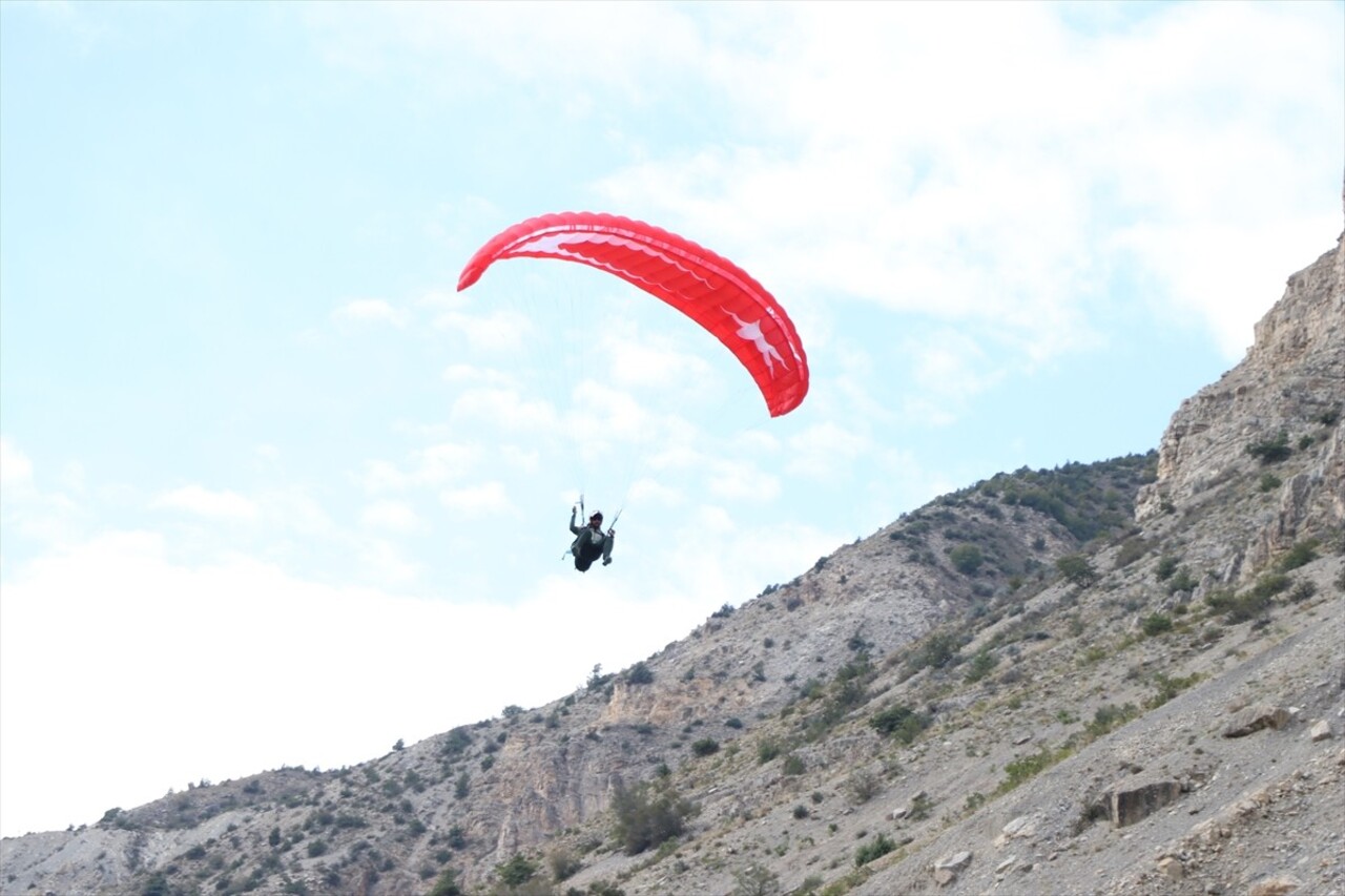 Türkiye şampiyonu akrobasi ve yamaç paraşütü pilotu Ferdi Toy, organizasyonlara Erzurum'un...