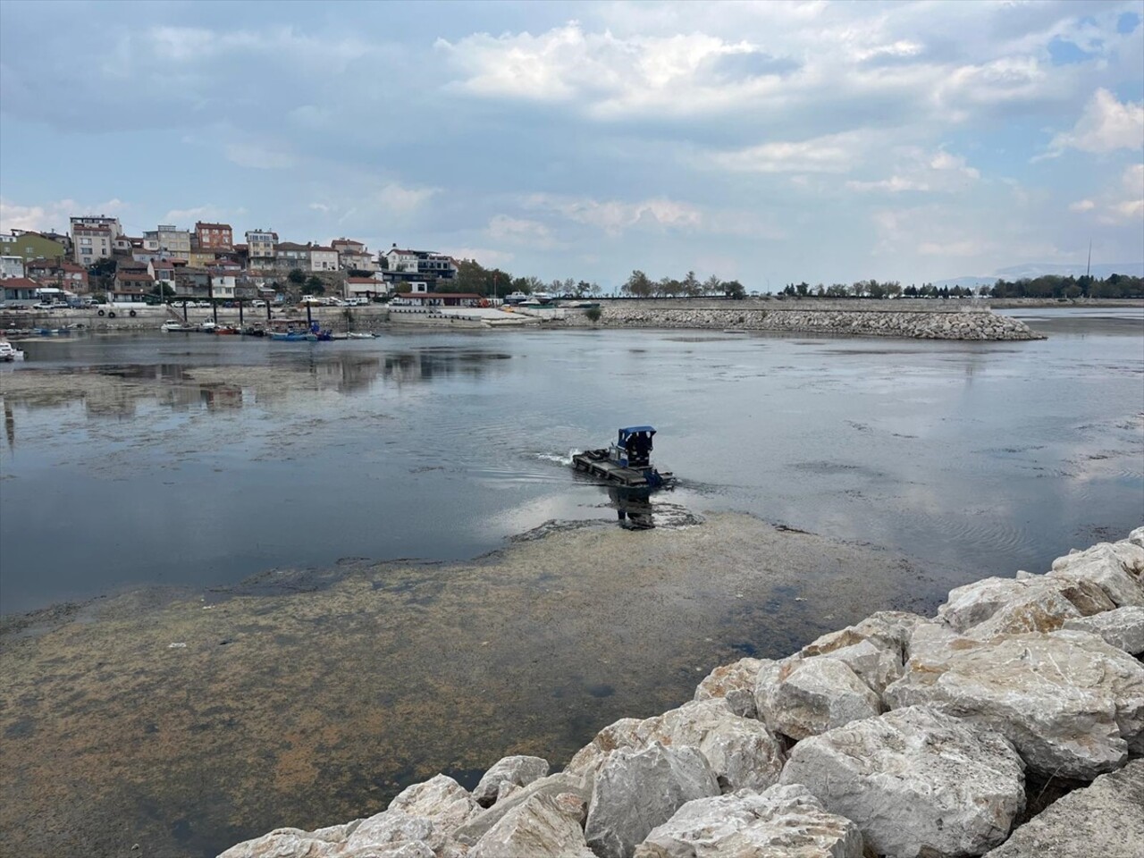 Çevre, Şehircilik ve İklim Değişikliği Bakanlığı, kuraklığın etkisiyle su seviyesi hızla düşen ve...