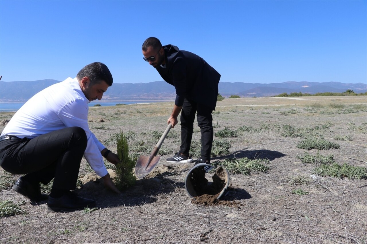 Burdur'da görev yapan gazeteciler, kuruma tehdidi altındaki Burdur Gölü çevresinde ağaç dikme...