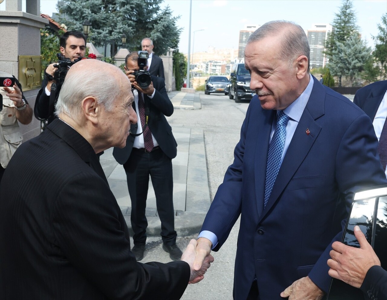 Cumhurbaşkanı Recep Tayyip Erdoğan, MHP Genel Başkanı Devlet Bahçeli'ye ziyarette bulundu. Devlet...