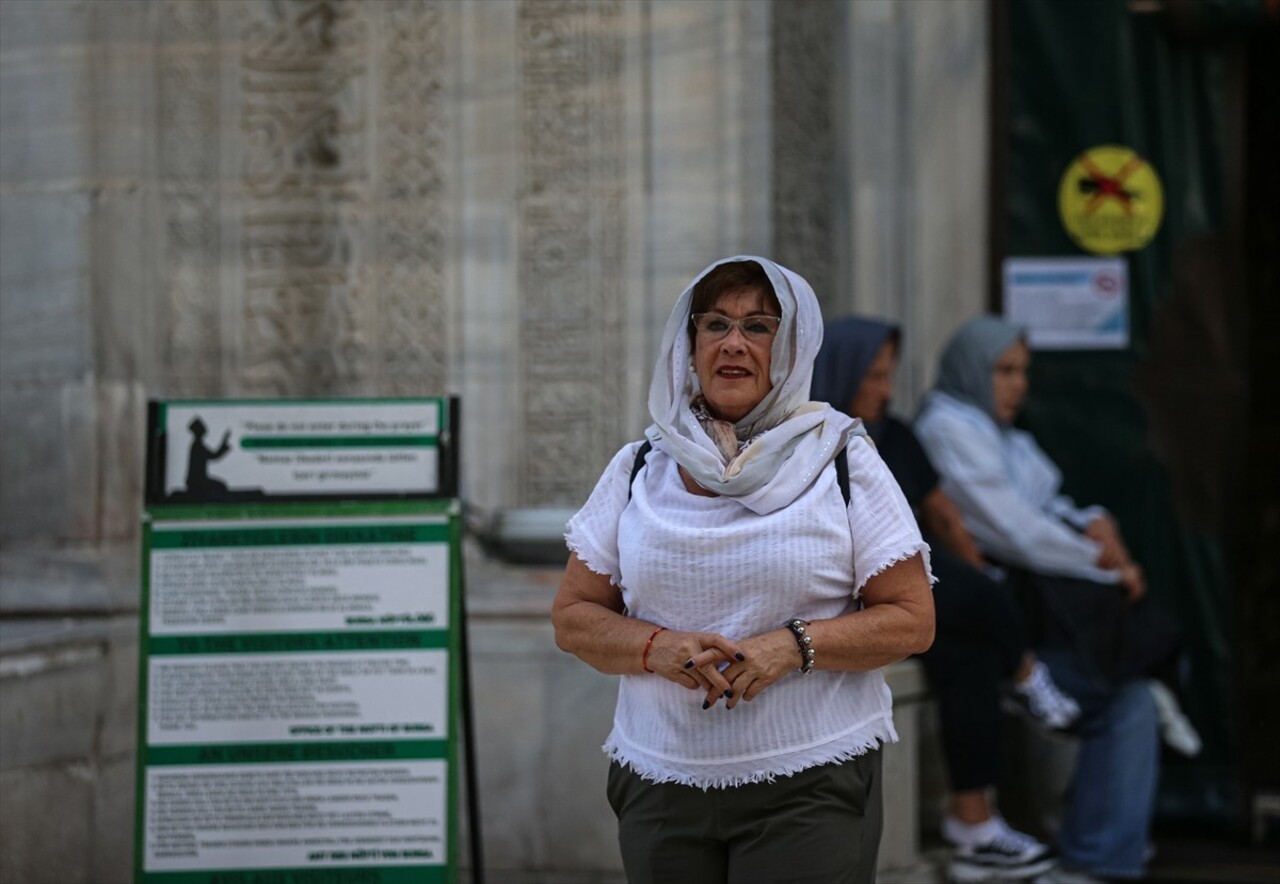 Bursa'da tarihi Yeşil Cami'ye şortla girmemek için mekanda kadınlara yönelik bulundurulan etekleri...